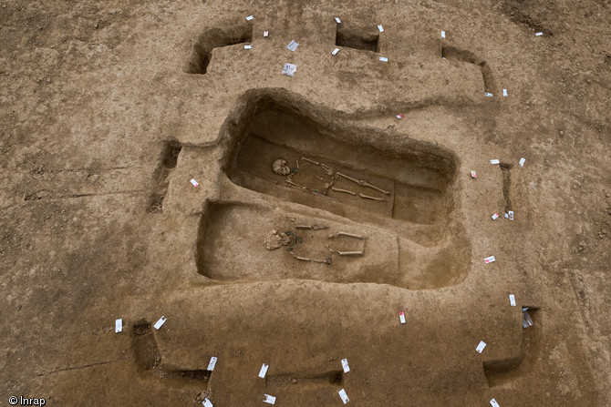 Quadrangular enclosure defining two burials (© Denis Gliksman, Inrap)