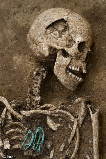 Woman buried with three clasps  (© Denis Gliksman, Inrap)